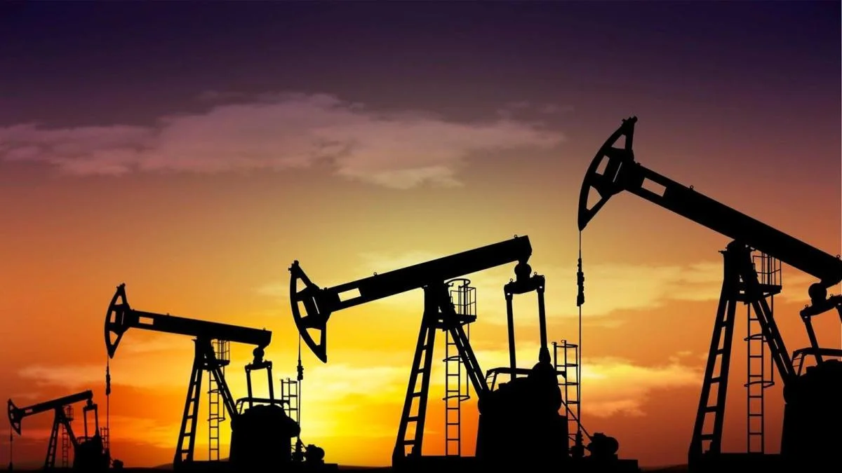 La decisión de la OPEP+ para aumentar la producción impacta el precio del petróleo