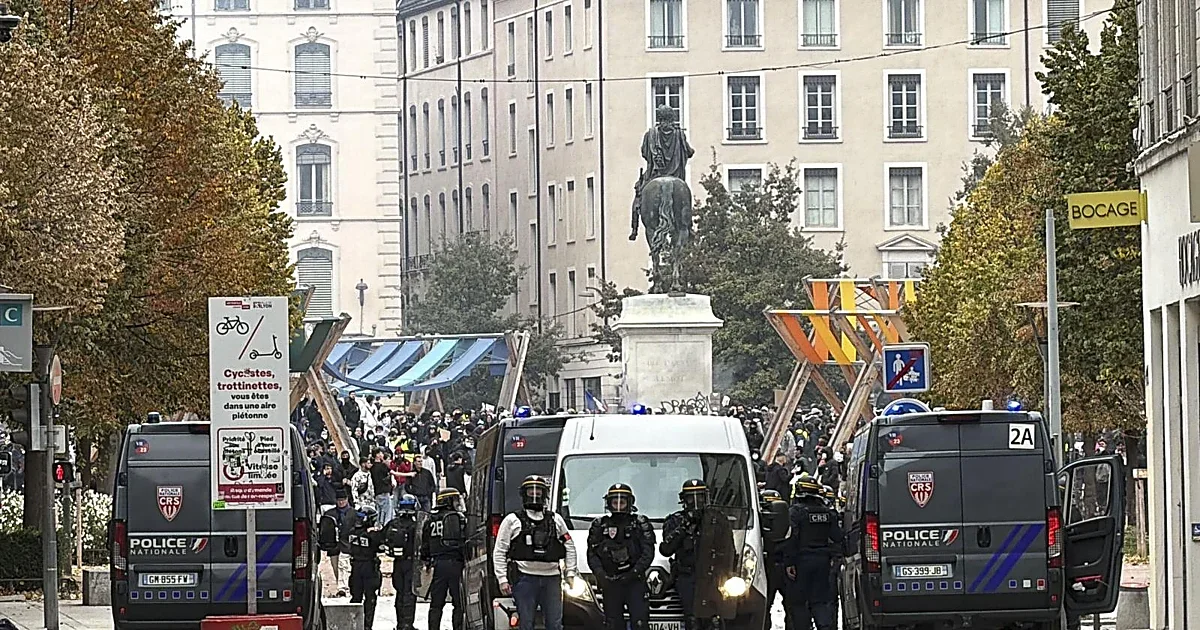 La economía francesa enfrenta una crisis inminente que podría impactar a toda Europa
