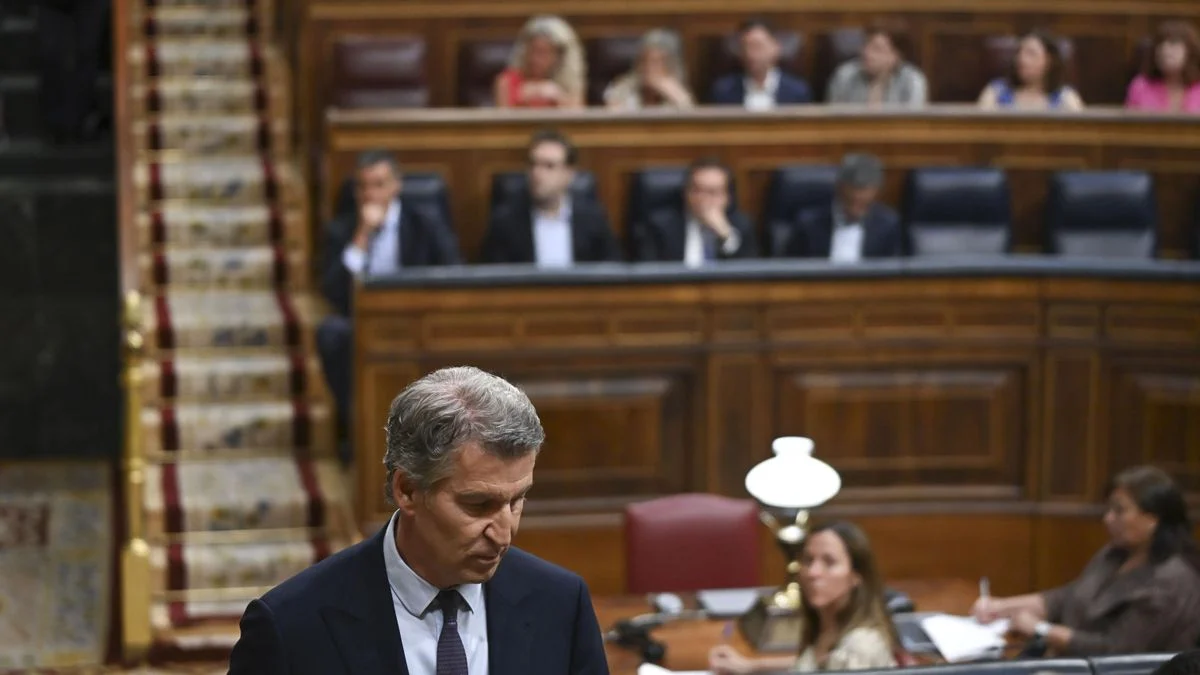 La estrategia de Feijóo ante la corrupción se complica con el caso Ayuso