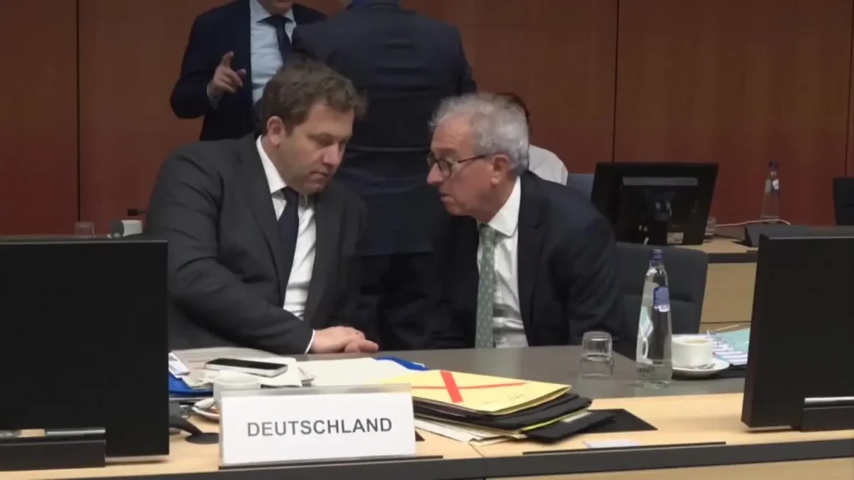 La eurozona impulsa el uso del euro en transacciones para frenar el dólar