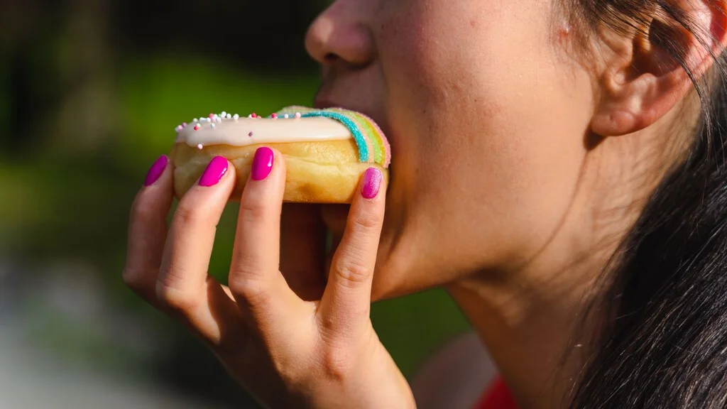 La forma en que masticas influye en tus preferencias alimentarias, según expertos.