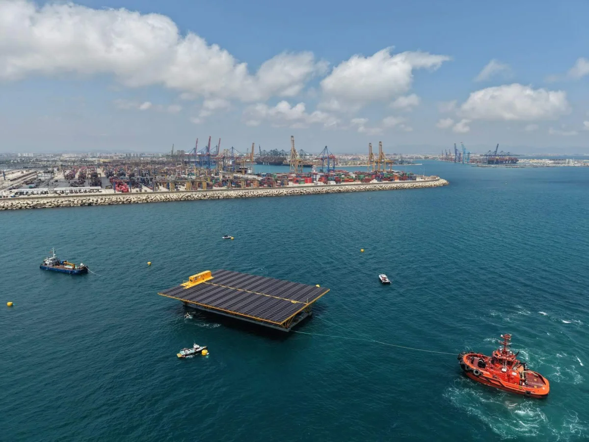 La fotovoltaica flotante en mar abierto transforma el sector energético español