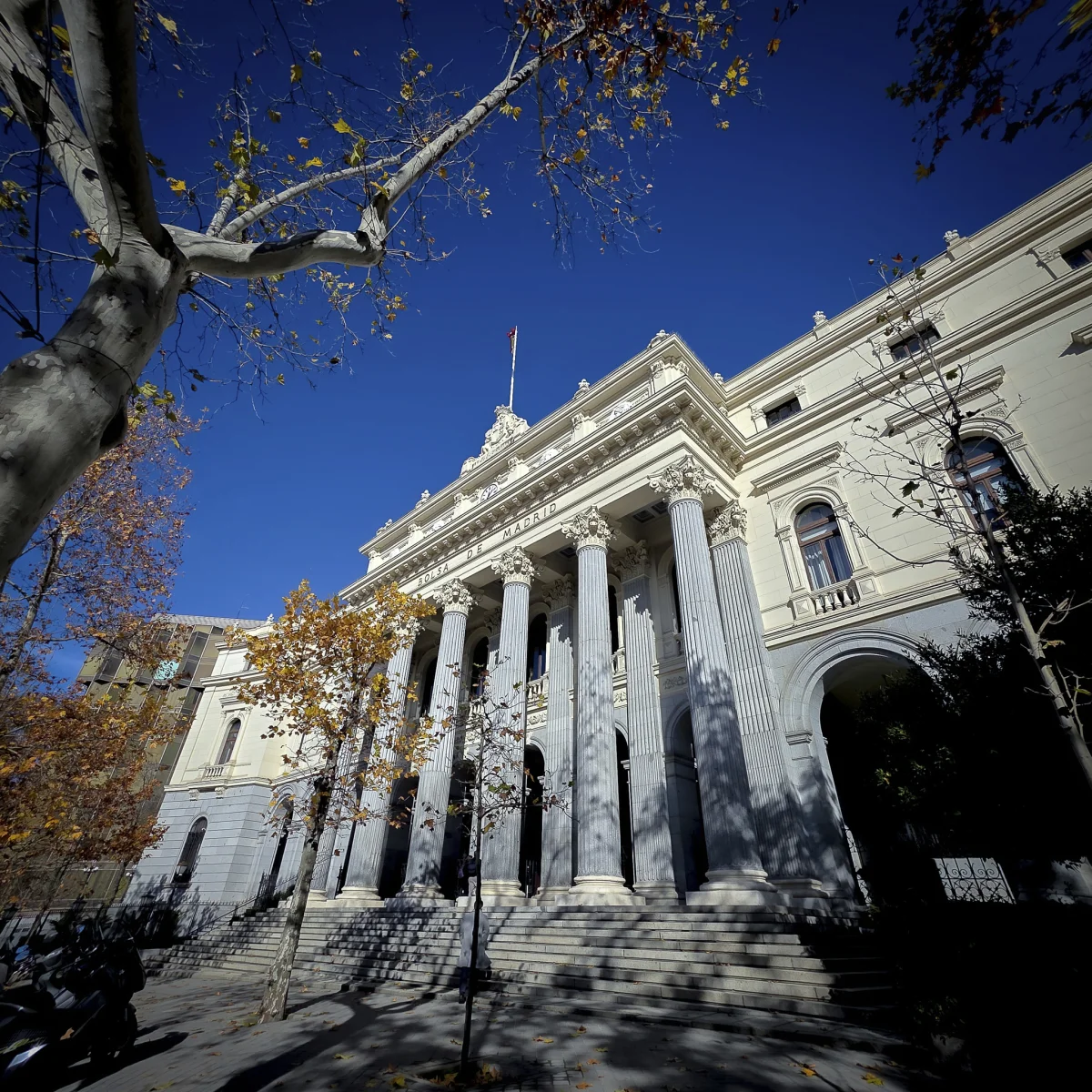 La fusión Puig-Estée Lauder reconfigura el panorama de la industria cosmética en España