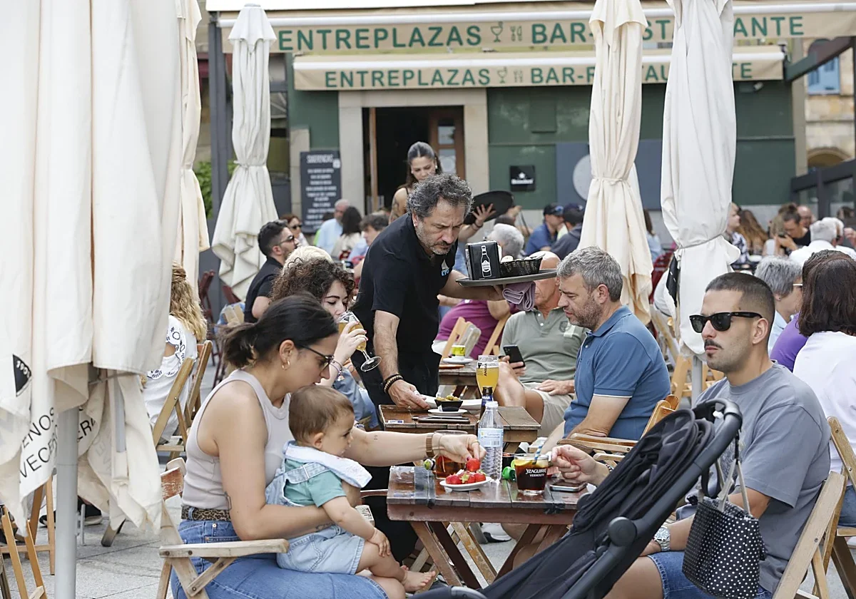 La hostelería impulsa el empleo turístico, alcanzando casi 3,1 millones de afiliados.