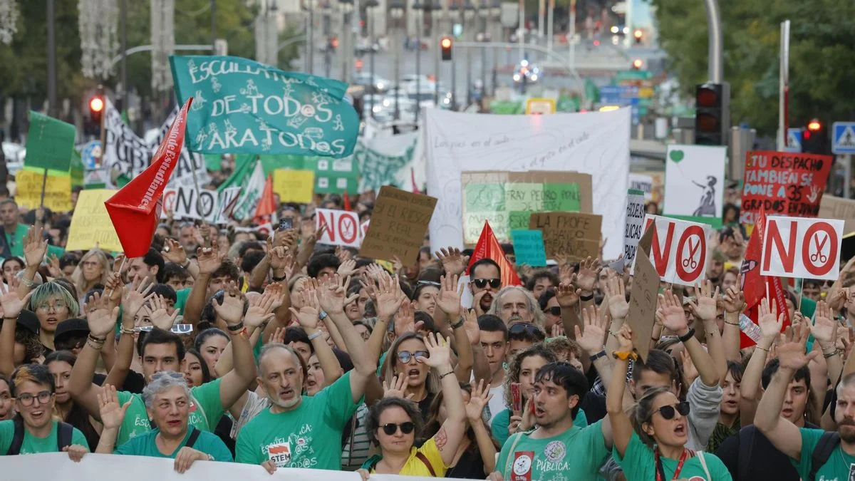 La huelga educativa histórica en Madrid moviliza a miles en defensa de la enseñanza pública