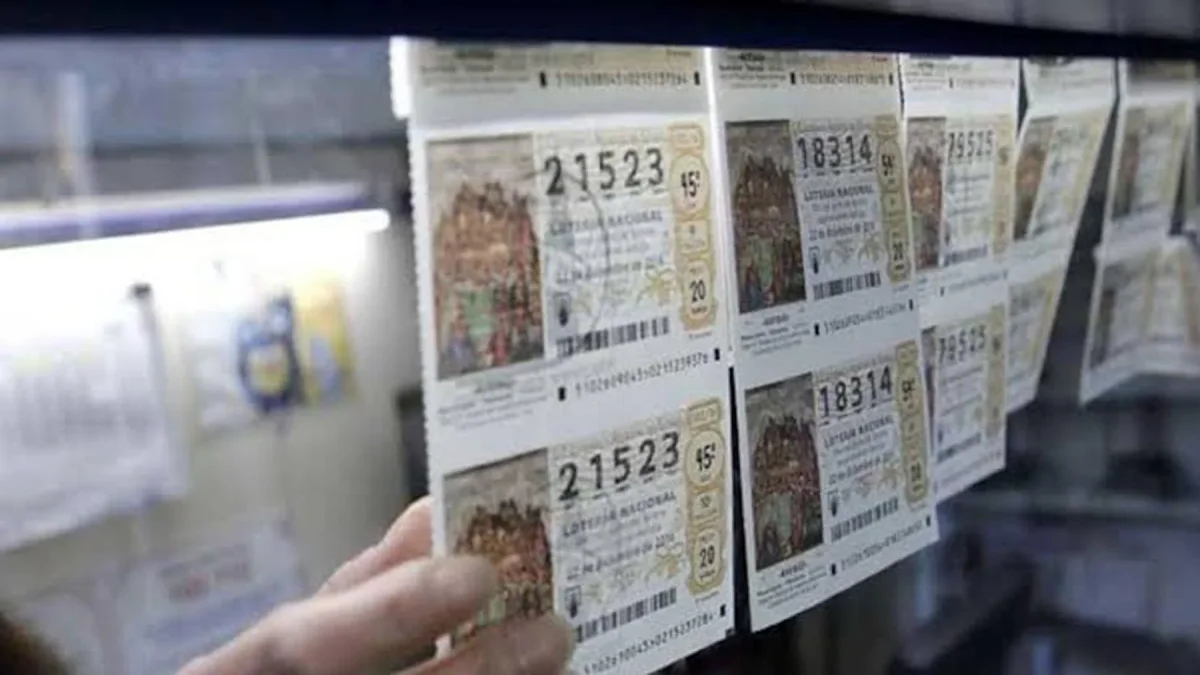 La legalidad del recargo de 2 euros en décimos de Lotería genera debate entre expertos financieros