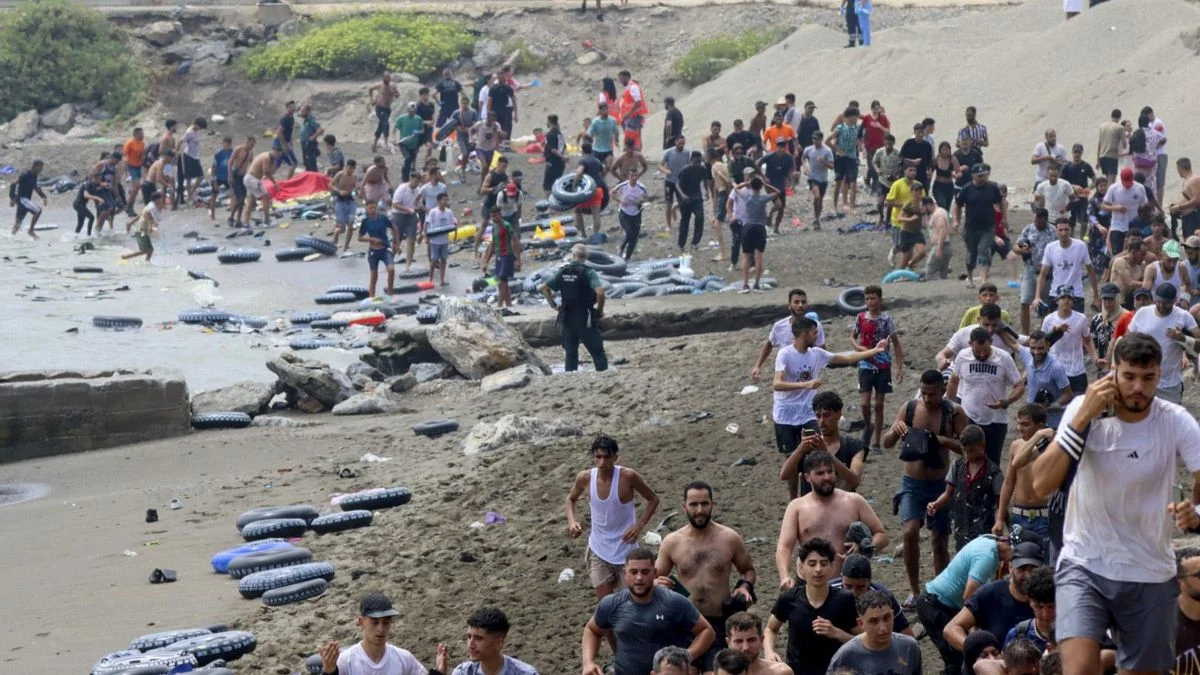 La llegada de migrantes por mar en Ceuta desborda recursos de atención humanitaria