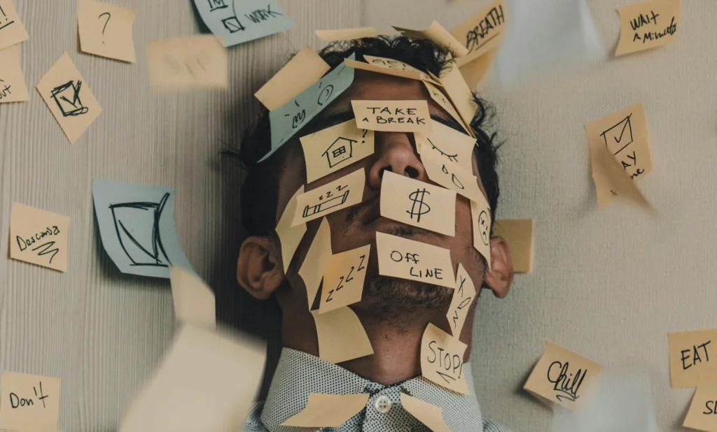 La normalización del cansancio afecta la productividad y bienestar social en España