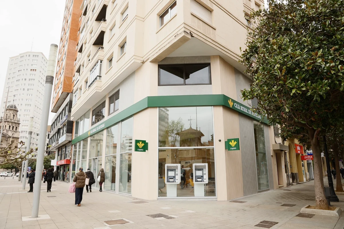 La nueva oficina de Caja Rural de Asturias en Gijón impulsa la economía local en el Humedal