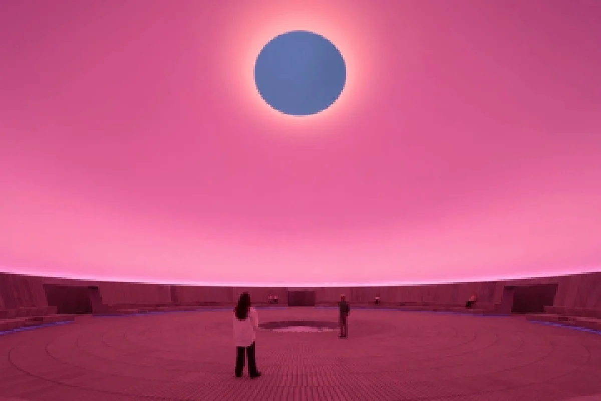 La obra de Turrell transforma la percepción del espacio en el arte contemporáneo