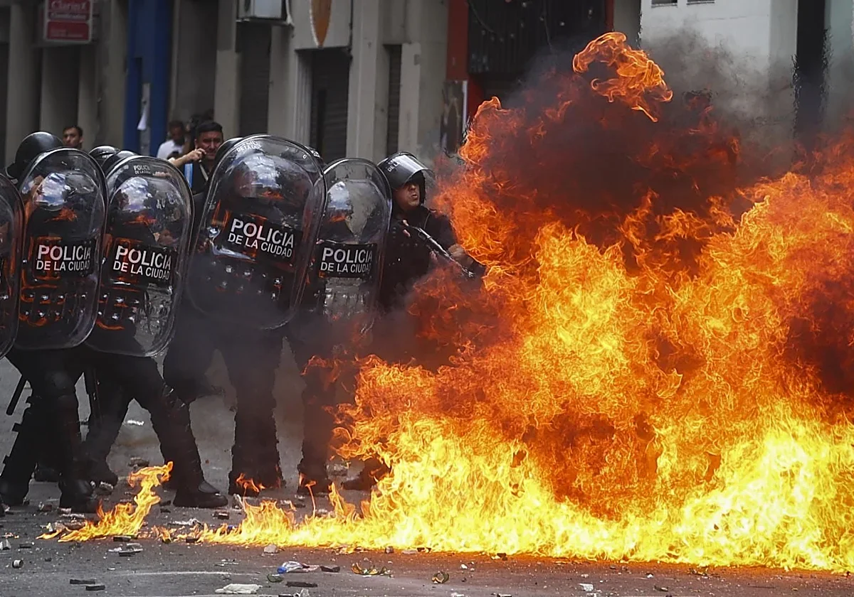 La reforma laboral de Milei permite jornadas de 12 horas: impacto en los trabajadores