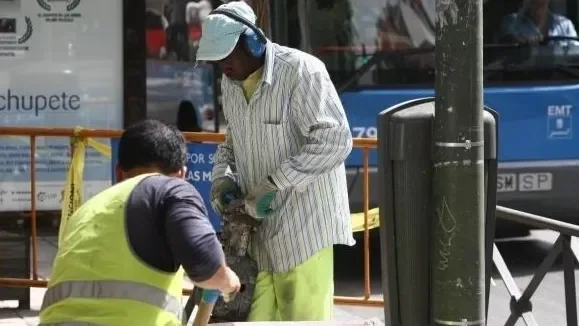 La regularización de inmigrantes impulsa el empleo extranjero a 3,51 millones en julio