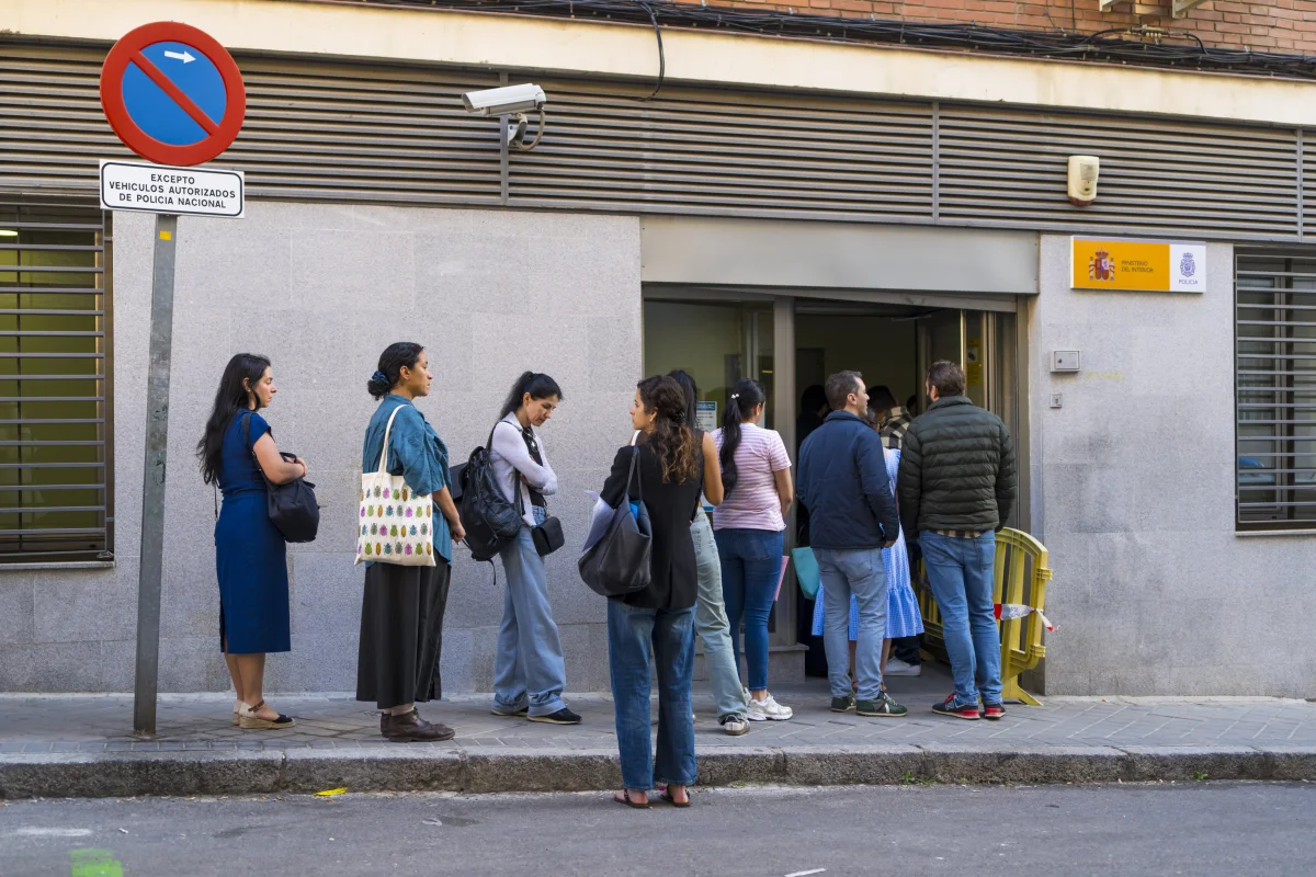 La regularización impulsa el empleo de inmigrantes, que crece cinco veces más que el nacional