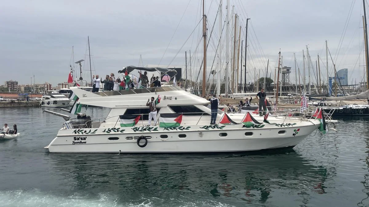 La Sumud Flotilla avanza hacia Gaza: activistas desafían el bloqueo marítimo.
