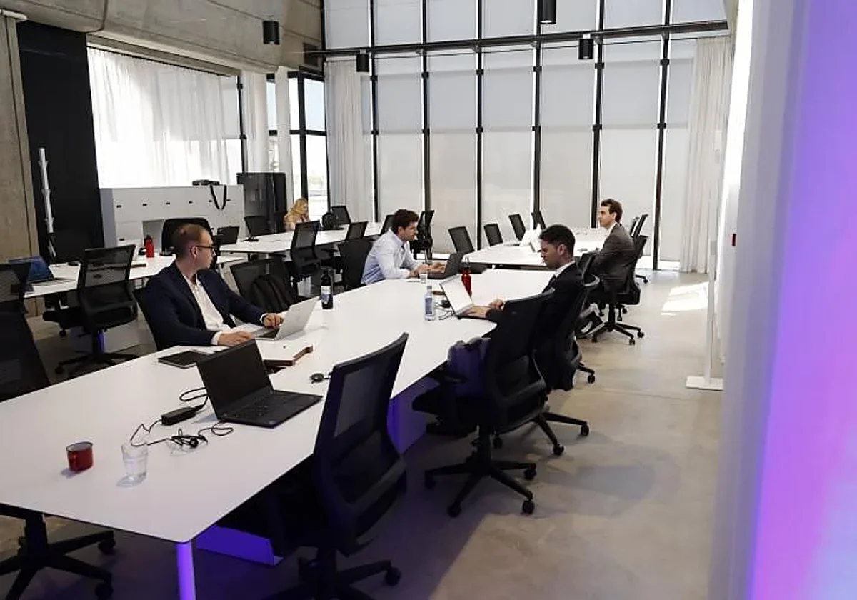 Las ausencias laborales frenan el crecimiento económico de España en casi un 4%
