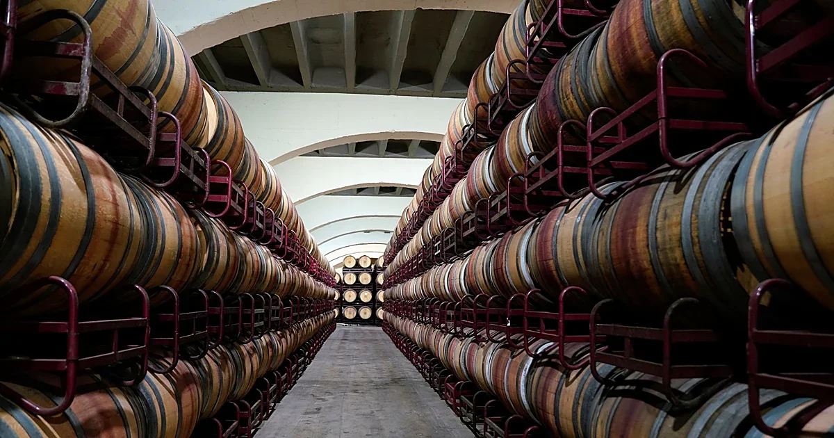Las Bodegas Riojanas se reubican a Madrid, un cambio crucial para la industria vitivinícola.