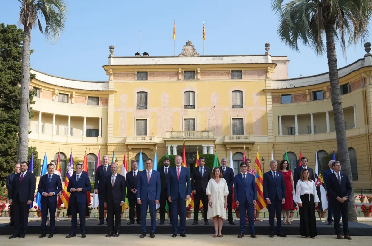 Las CCAA reducen su déficit estructural mientras los gobiernos regionales enfrentan crisis burocráticas