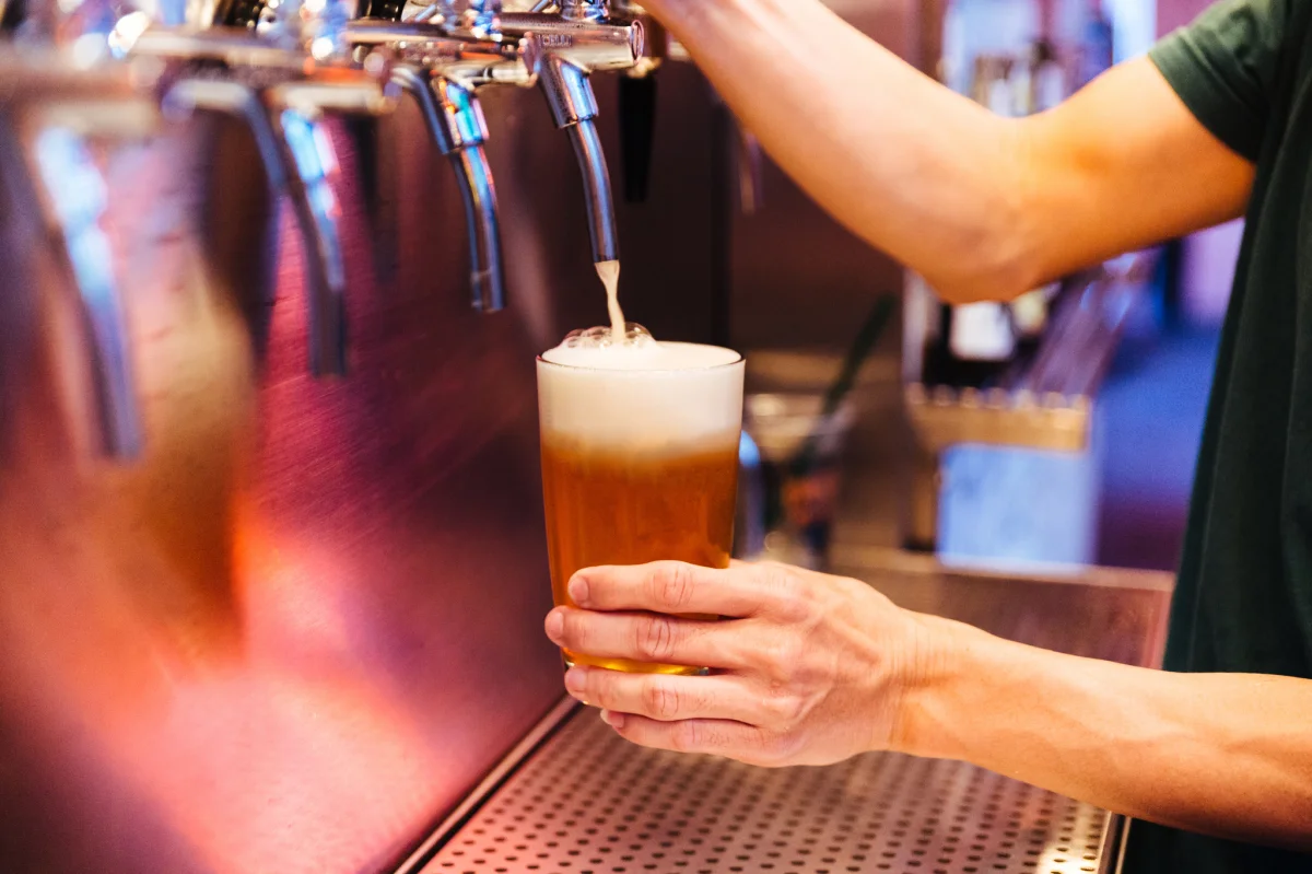 Las cerveceras Mahou, Heineken y Damm apuestan por nuevas bebidas para captar jóvenes