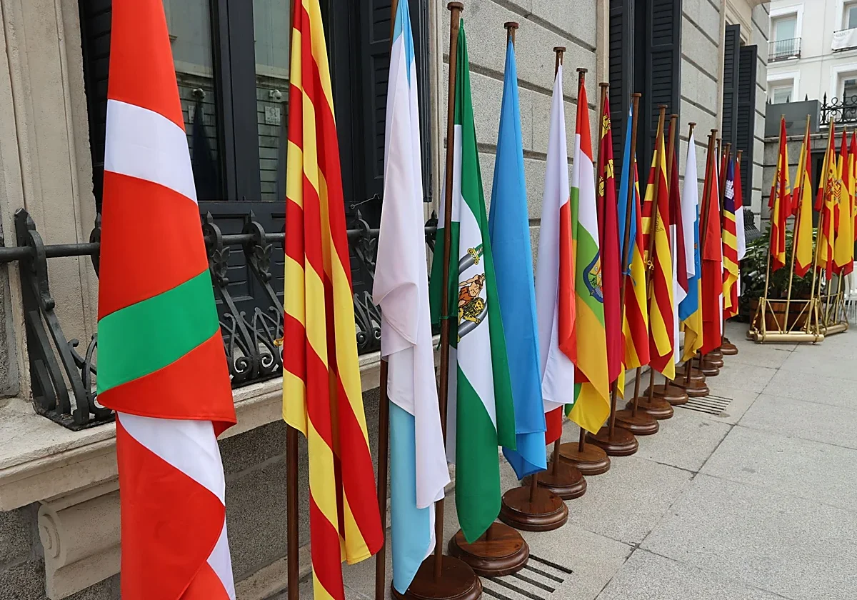 Las comunidades autónomas enfrentan un gasto público insostenible por el aumento de intereses de deuda