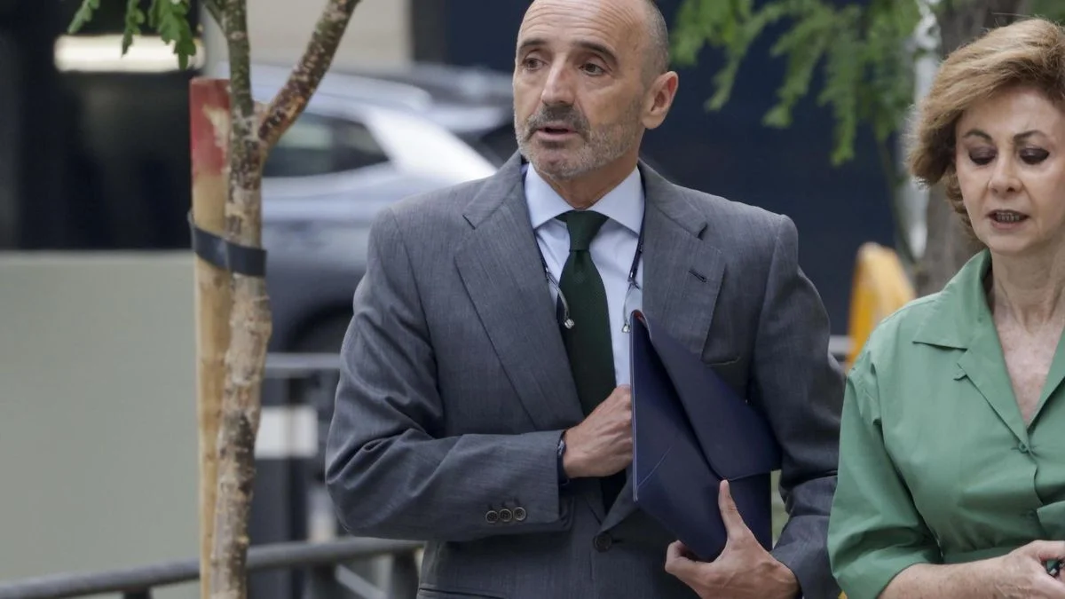 Las críticas de Julio Martínez a Zapatero en Plus Ultra desatan dudas sobre su gestión.