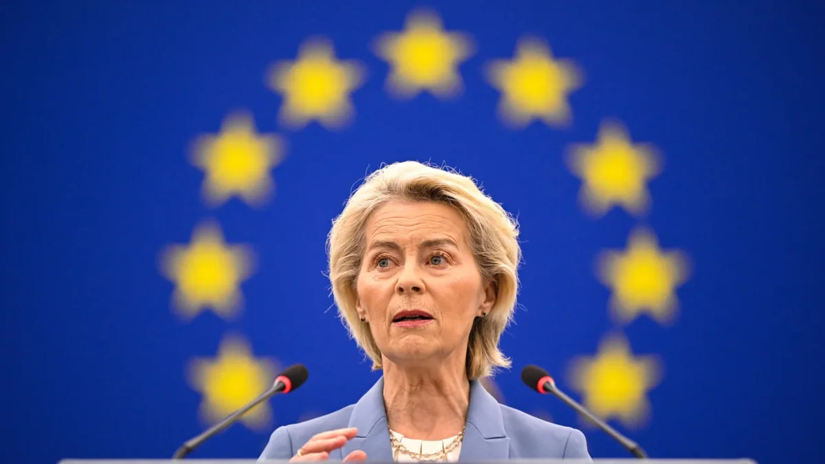 Las críticas de Von der Leyen a los 20 céntimos de Sánchez podrían afectar a la financiación de ayudas sociales.