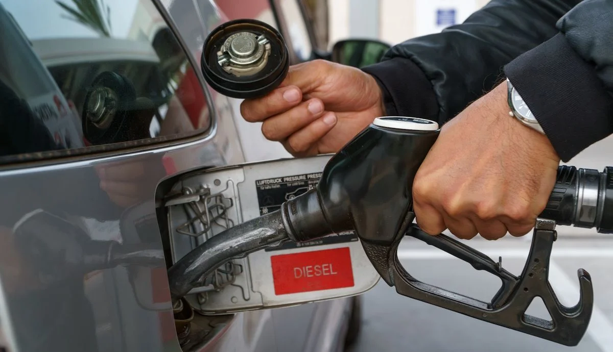 Las gasolineras se adaptan a nuevos impuestos: gasolina más cara, diésel más asequible