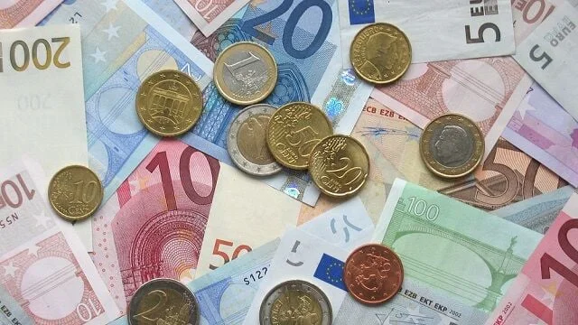 Las monedas caen en picado: un peligroso juego frente a la apisonadora