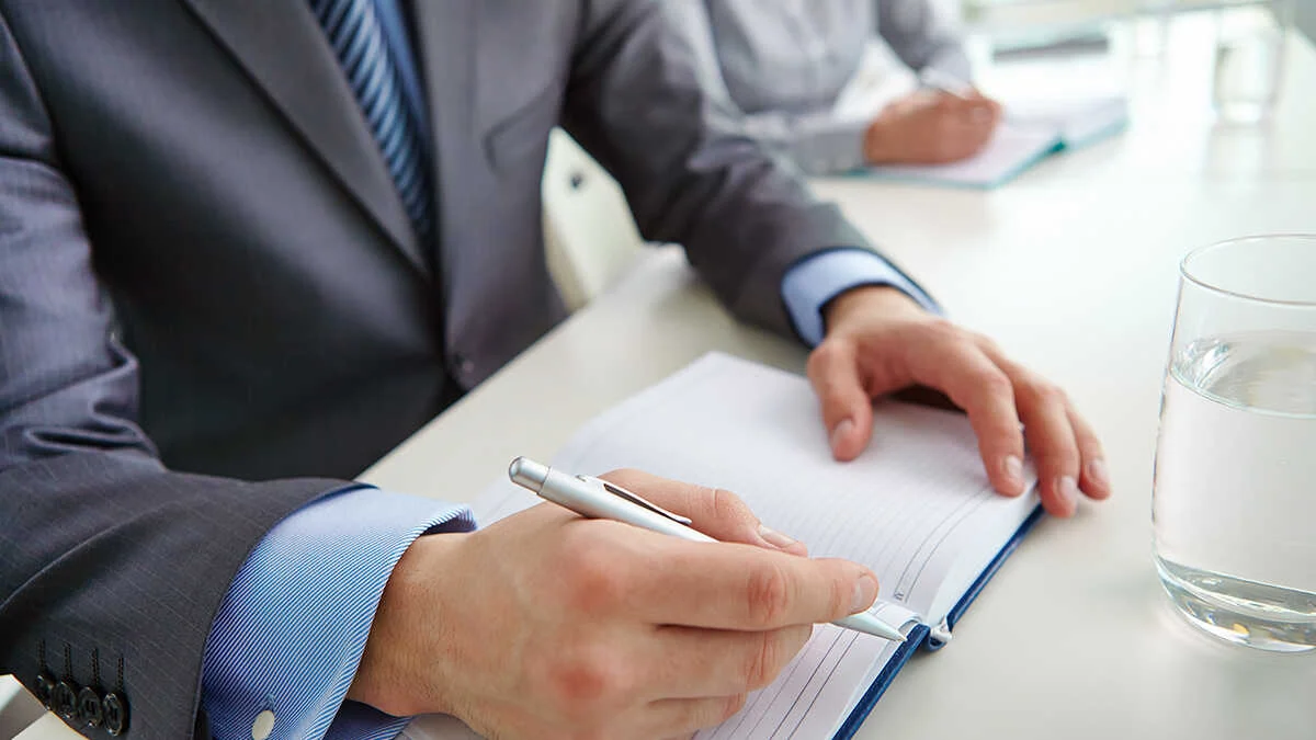 Las pymes recurren a autónomos experimentados para evitar sanciones por normativa.