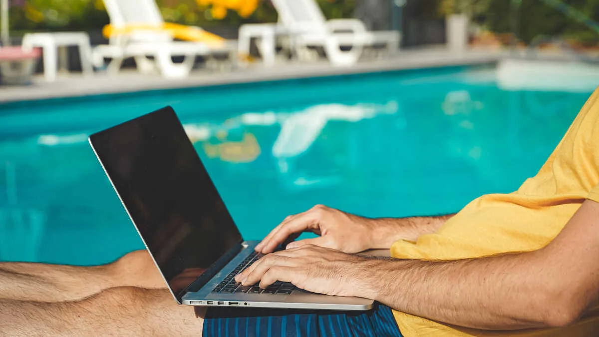 Las pymes restringen el teletrabajo en verano: fin de la oficina en la playa para muchos