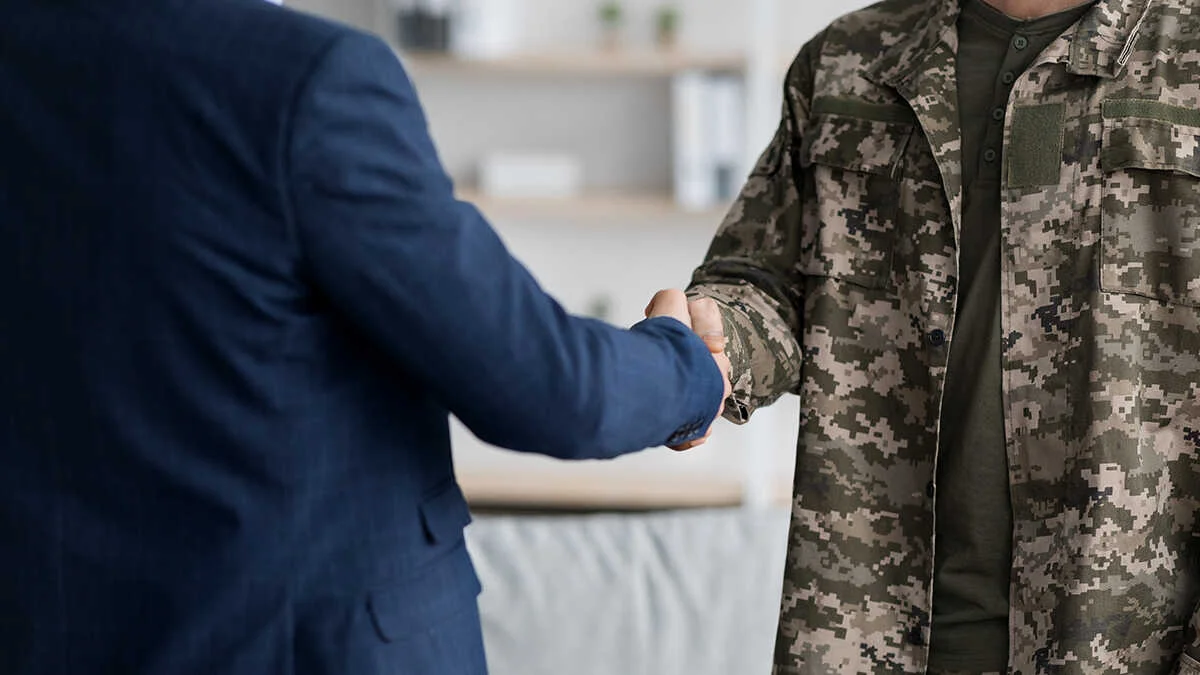 Las pymes se benefician: ahorro de 23.000 euros anuales al contratar exmilitares mayores