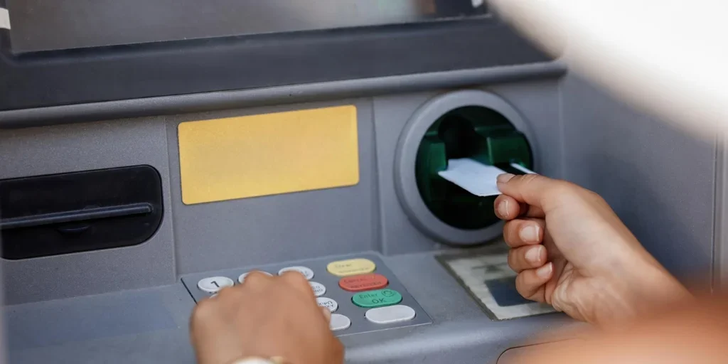 Las tarjetas de débito de febrero prometen ahorro sin comisiones en divisas y retiradas