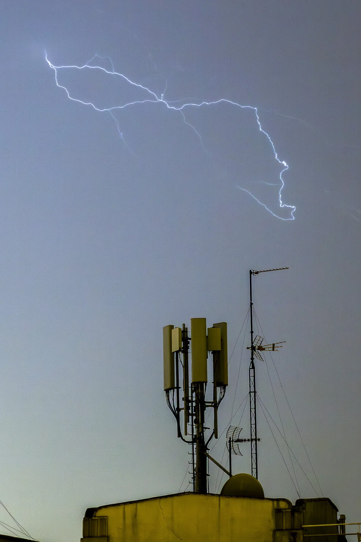 Las 'telecos' alertan sobre costos excesivos mientras buscan reducir el escudo antiapagones