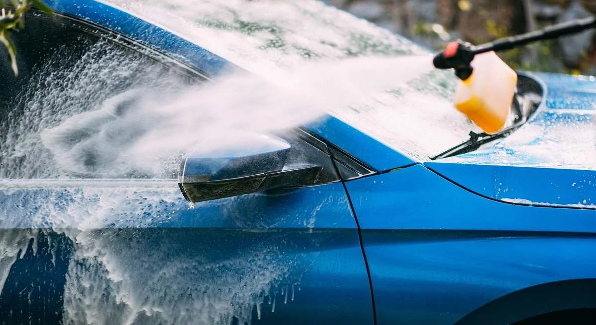 Lavar el coche con agua fría reduce el consumo de energía y protege el medio ambiente