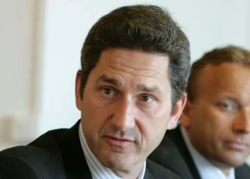 Liberty Global desafía a Vodafone al adquirir un 5% de su capital en plena competencia