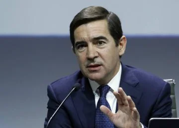 Los altos salarios en BBVA: el presidente y el consejero delegado ganan más de 15 millones en total