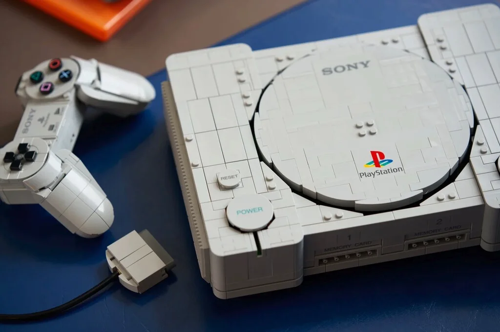 Los amantes de los videojuegos celebran el lanzamiento del set LEGO de PlayStation en España