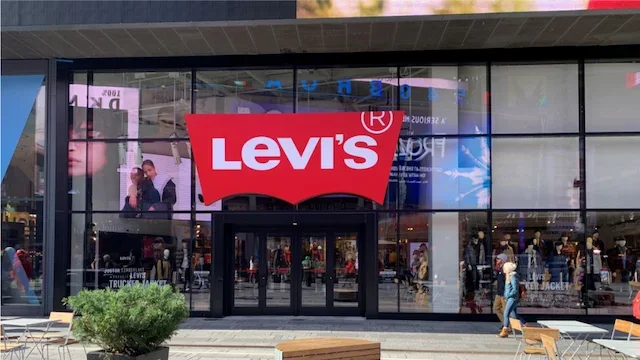Los analistas anticipan cambios en la estrategia de Levi's Strauss tras resultados clave hoy.
