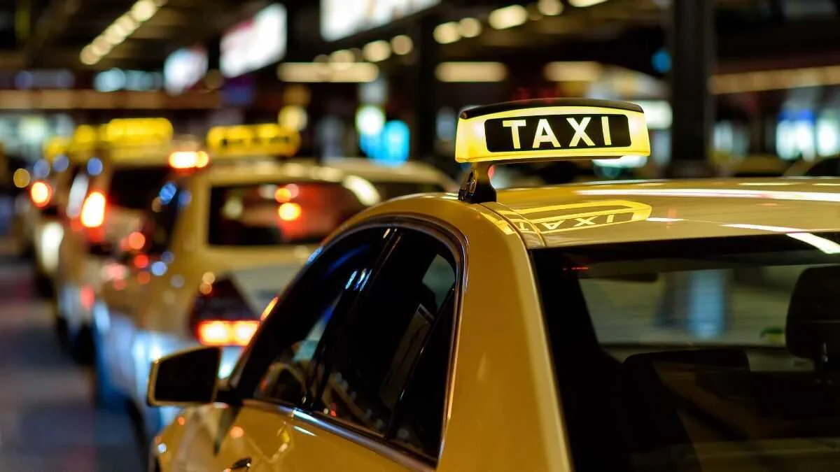 Los autónomos del taxi enfrentan restricciones horarias impuestas por ayuntamientos