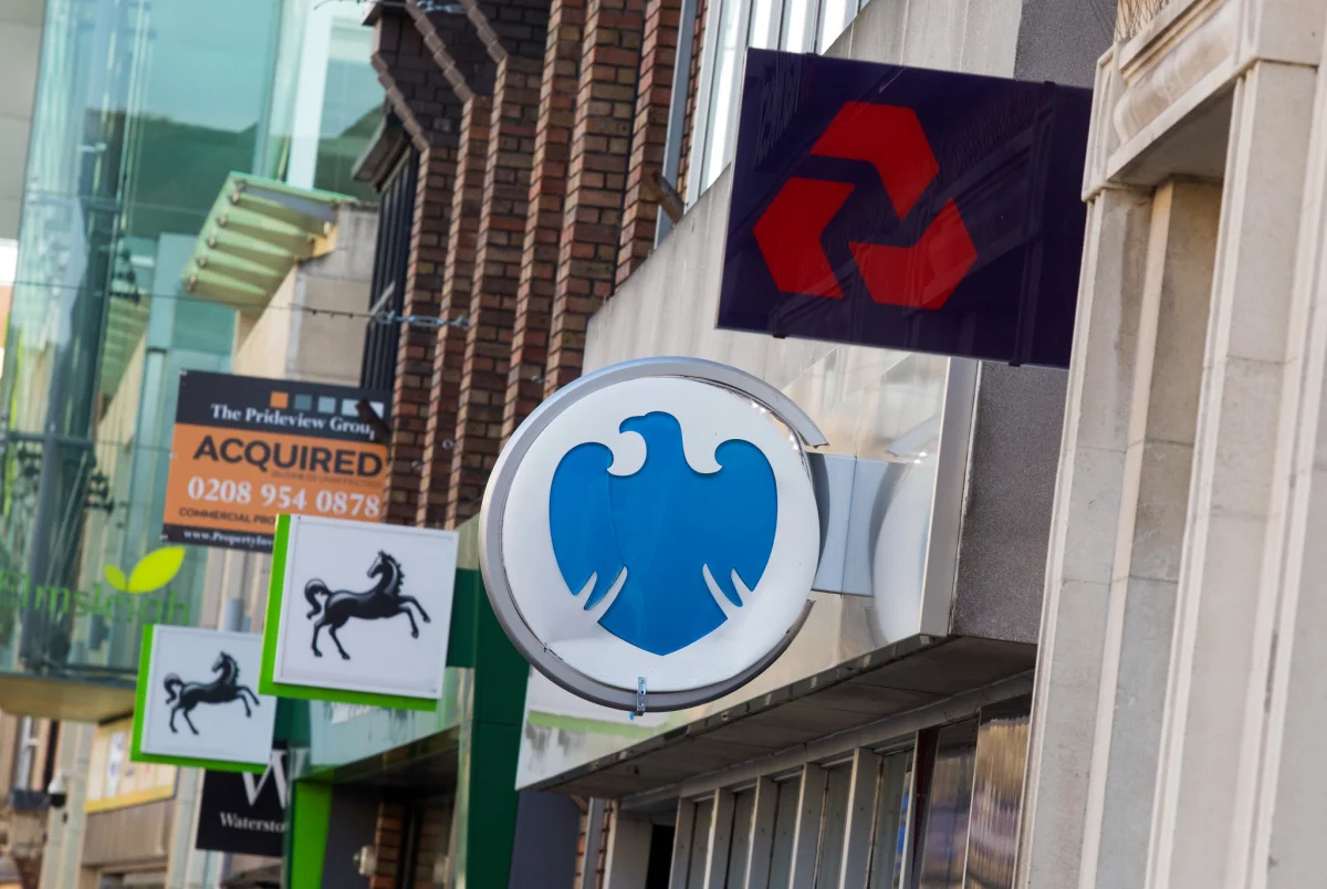 Los bancos británicos enfrentan un futuro incierto ante la presión sobre sus beneficios