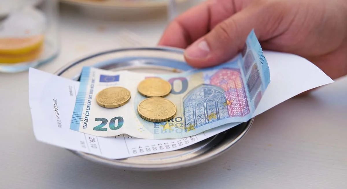 Los camareros en España enfrentan sanciones si aceptan propinas extra a partir de ahora