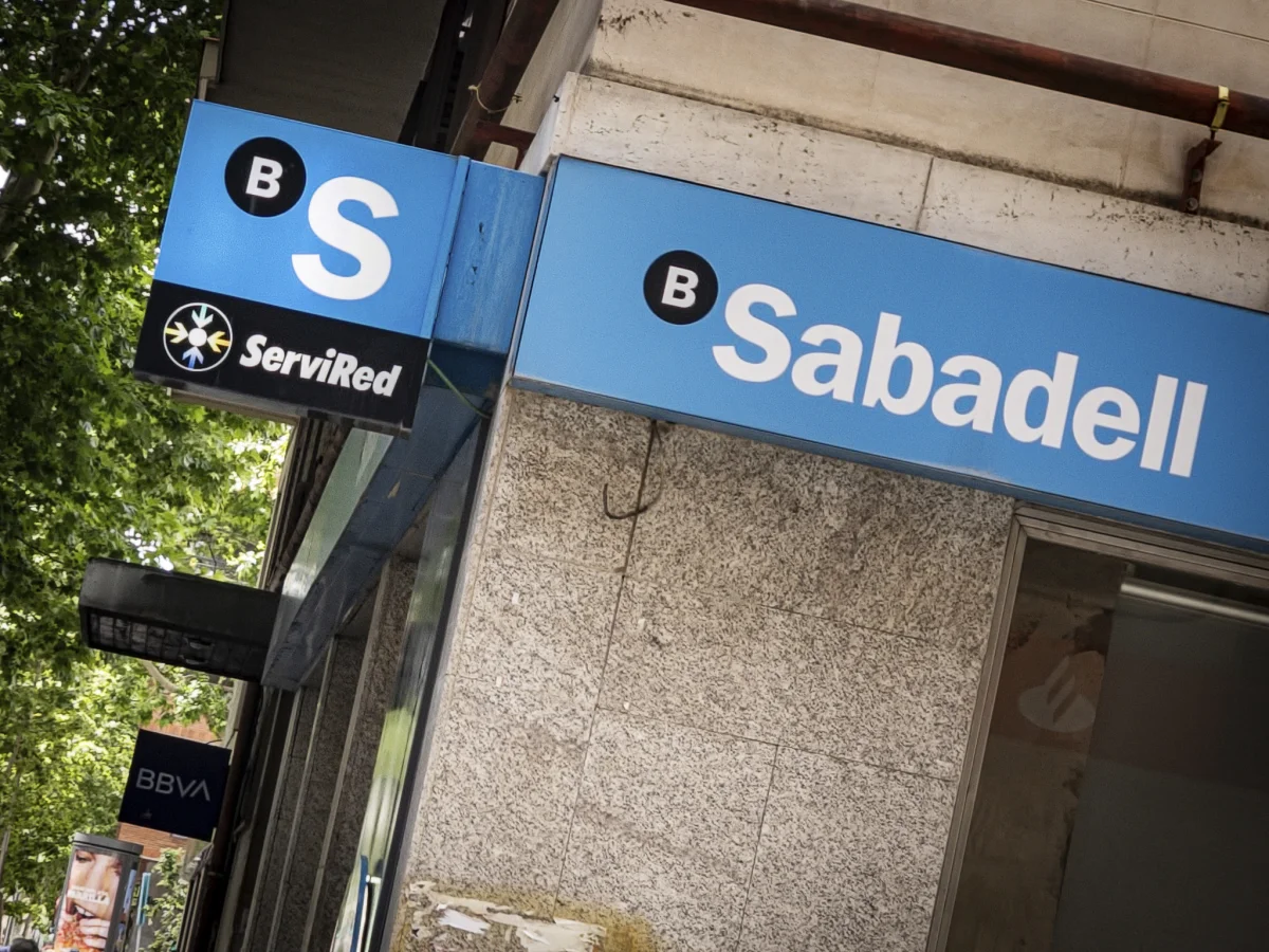 Los clientes menos fieles de Sabadell verán un aumento en sus comisiones bancarias