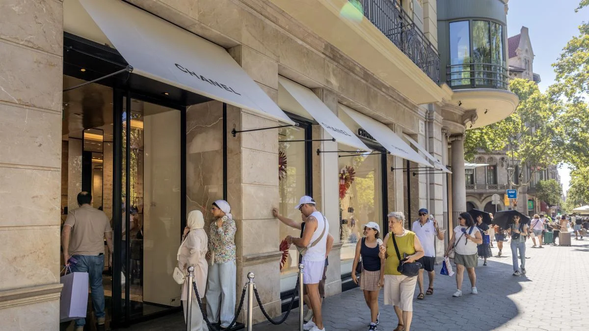 Los comercios de lujo en Barcelona y Madrid luchan por sobrevivir ante la escasez de espacios