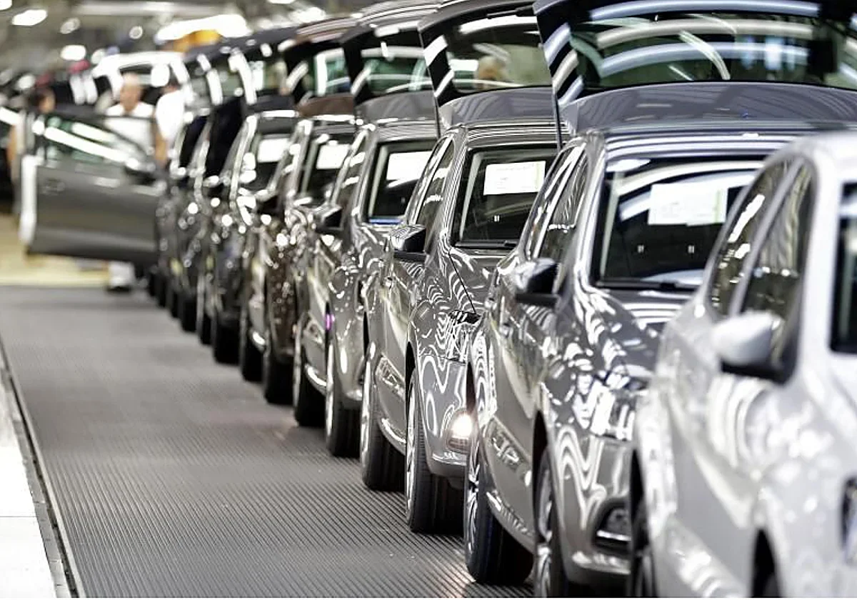 Los compradores de coches eléctricos enfrentan riesgo de perder descuentos tras medio año de retrasos.