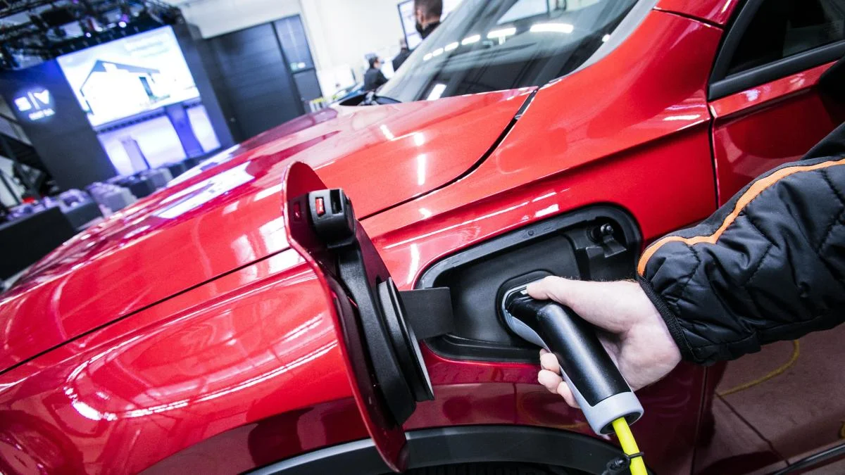 Los compradores de coches eléctricos pierden una deducción crucial en la renta