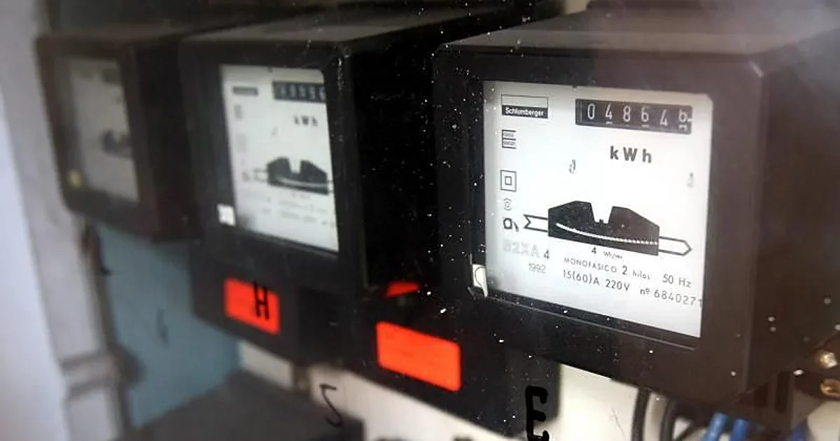 Los consumidores ahorran con la electricidad a 18 céntimos, pero la gasolina sigue cara