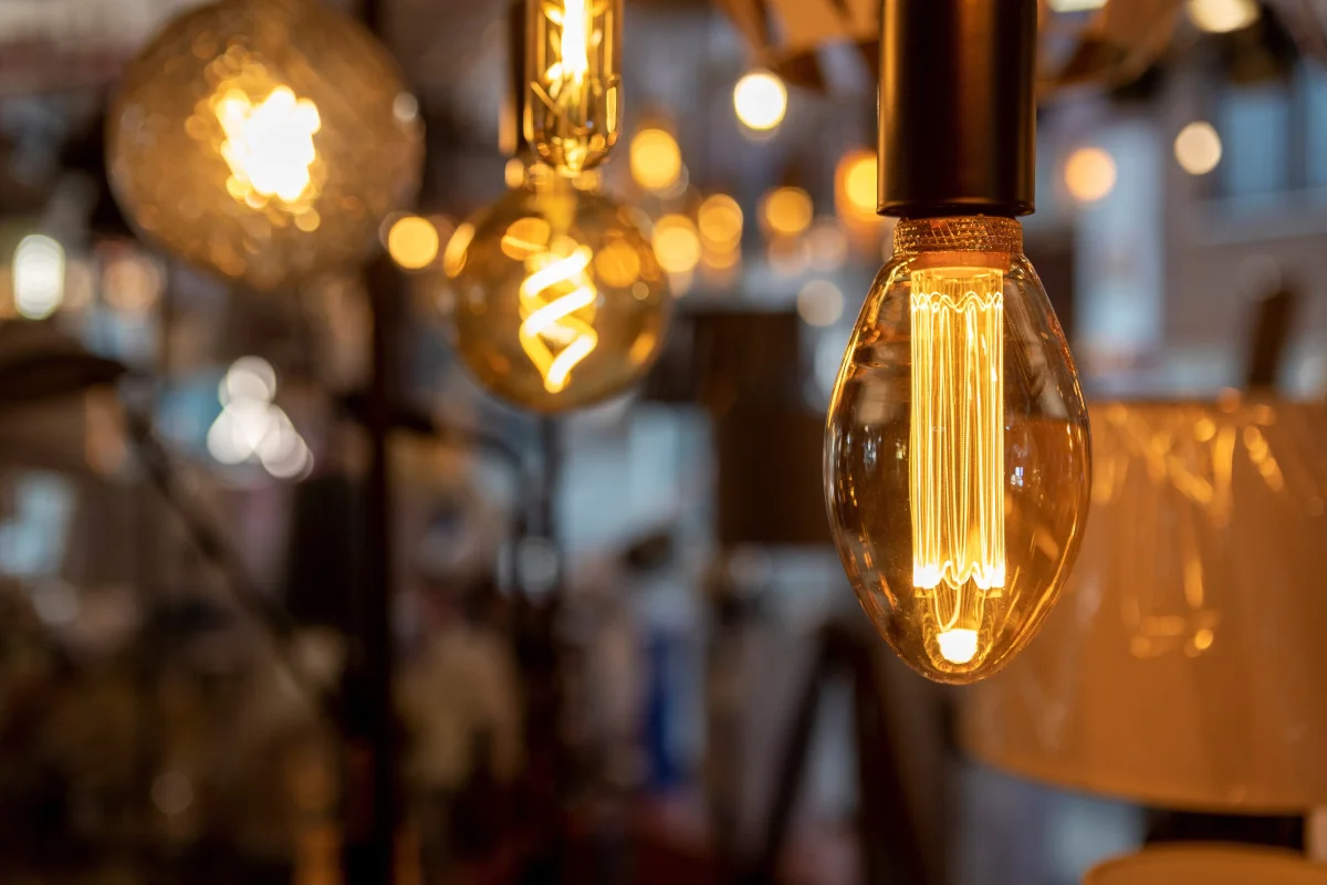 Los consumidores ahorran: la factura de la luz se mantiene por debajo de 30 euros hasta junio