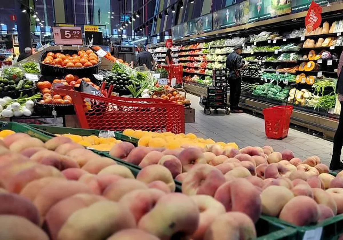 Los consumidores ahorran más de 1.300 euros anuales gracias a la batalla de precios en supermercados