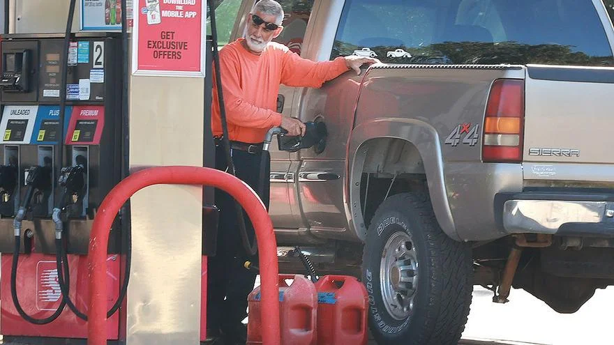 Los consumidores ahorrarán hasta 0,30 euros por litro con la suspensión del impuesto a la gasolina