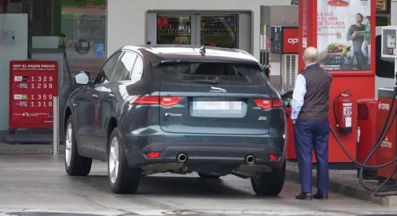 Los consumidores enfrentan un nuevo golpe: el diésel y la gasolina superan los dos euros por litro