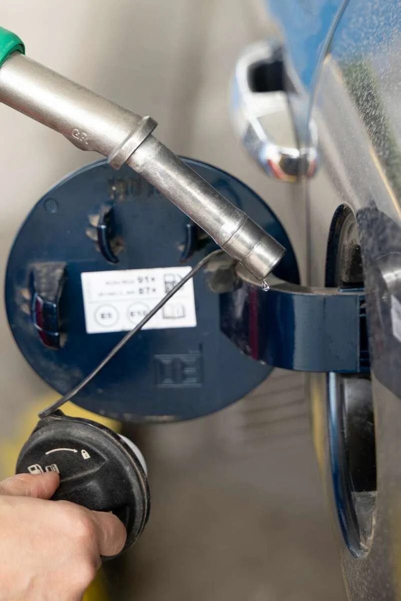 Los consumidores podrían ahorrar hasta 200 euros anuales con la reducción de impuestos en carburantes